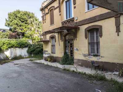 Ci avviciniamo alla recinzione e ci sporgiamo per vedere pi� da vicino la �villa della Peroni�, che appare complessivamente malmessa: i vetri sono rotti, le porte divelte, i cavi elettrici tagliati e per terra � presente un cumulo di calcinacci